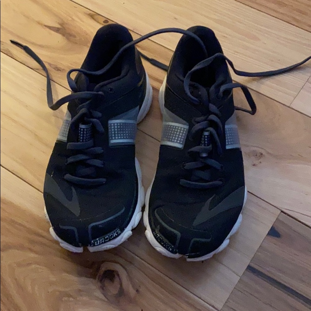 Brooks tennis shoe